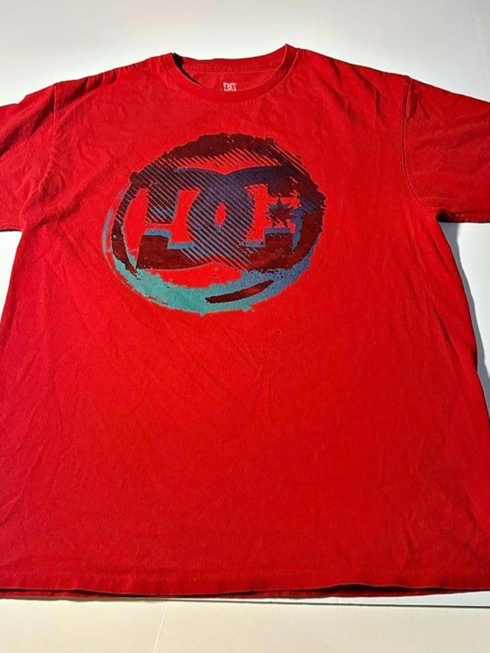 DC Graphic Tee in Red Large